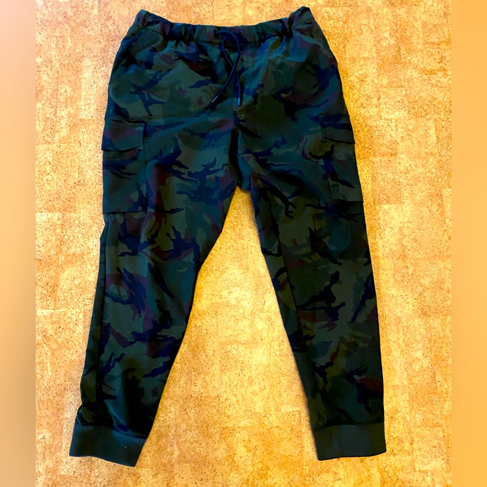 Men old navy camo stretch tech pants size L